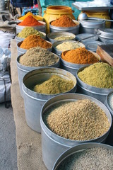 Bunter Gewürzstand in Indien