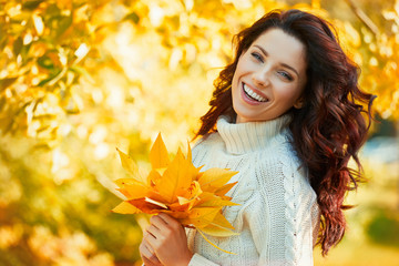 Obraz premium Autumn woman in autumn park. Warm sunny weather. Fall concept