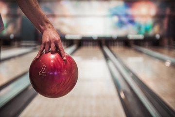 Obraz premium Man playing bowling