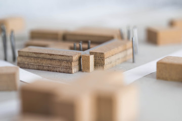 Städtebauliches Modell aus Holz und Karton mit Bäumen