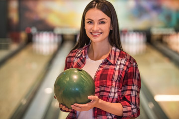 Fototapeta premium Girl playing bowling