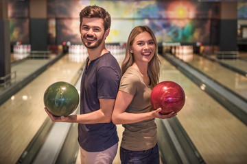 Couple playing bowling - obrazy, fototapety, plakaty