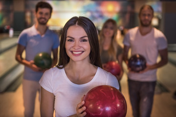 Fototapeta na wymiar Friends playing bowling