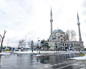 Fototapeta na wymiar dolmabahce mosque in winter Istanbul