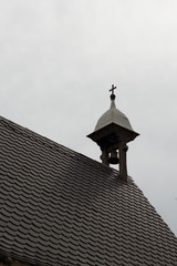 Torre da Igreja com telhado sino e cruz preta construção alemã