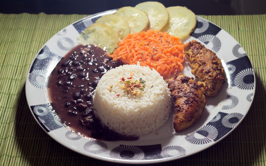 Prato de comida simples e light com arroz e peito de frango decorado 