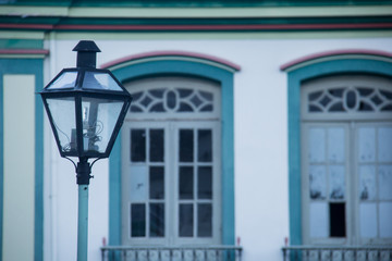 Fototapeta na wymiar Luminaria da cidade historica com janelas e lampada