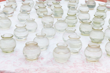 Bocce di vetro piene d’acqua preparate sulla bancarella prima di inserire il pesciolino rosso