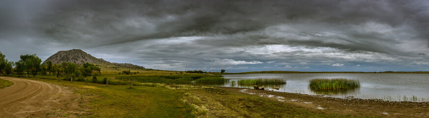 Obraz premium Clouds, lake, and mountain