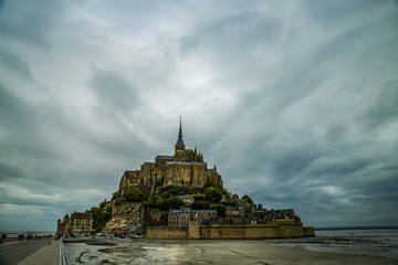 Der Mont Saint Michel unter dramatischen Wolken