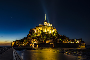 Der Mont Saint Michel bei Nacht