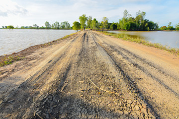 The old paved and flooded roads and ramparts were flooded.
