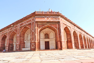Obraz premium Humayun's tomb is the tomb of the Mughal Emperor Humayun in Delhi, India. The tomb was commissioned by Humayun's wife Bega Begum in 1569-70. Many Mughal rulers lie buried here.