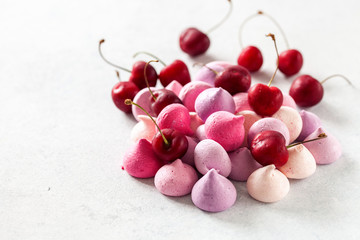 Meringue with berries