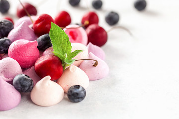 Meringue with berries