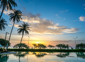 Obraz premium Twilight sunrise sky at sea with pool