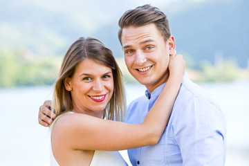 Obraz premium Young couple cuddling