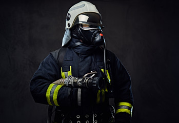 Naklejka premium Firefighter dressed in uniform and an oxygen mask.