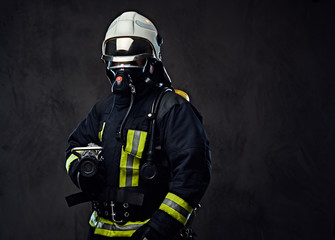 Obraz premium Firefighter dressed in uniform and an oxygen mask.