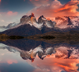 Lever du soleil dans le parc national de Torres del Paine, le lac Pehoe et les montagnes de Cuernos, Patagonie, Chili