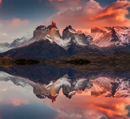 Photo sur Plexiglas Cuernos del Paine Lever du soleil dans le parc national de Torres del Paine, le lac Pehoe et les montagnes de Cuernos, Patagonie, Chili