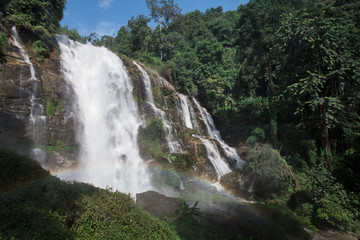 Obraz premium Wachirathan Waterfall With a Rainbow on a Sunny Day, Doi Inthanon National Park, Thailand