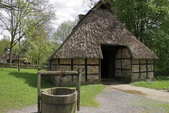 Reetdachhaus mit Brunnen