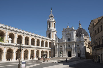 Fototapeta na wymiar Basiliek van het Heilig Huis) in de Italiaanse stad Loreto is een katholiek bedevaartsoord met het Heilig Huis van de Maagd Maria.