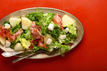 Salad with melon and prosciutto