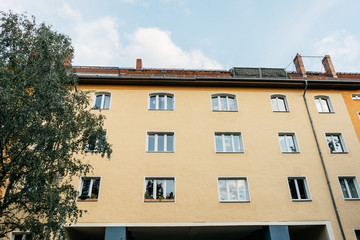 Fototapeta na wymiar typical yellow house at berlin, germany