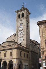 Fototapeta na wymiar De 15de-eeuwse toren,,Torre Civica'' in het centrum van Tolentino, Italie.