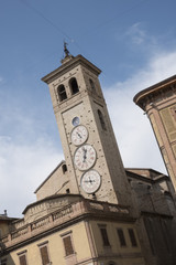 De 15de-eeuwse toren,,Torre Civica'' in het centrum van Tolentino, Italie.