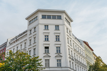 Obraz premium white facaded corner building in berlin