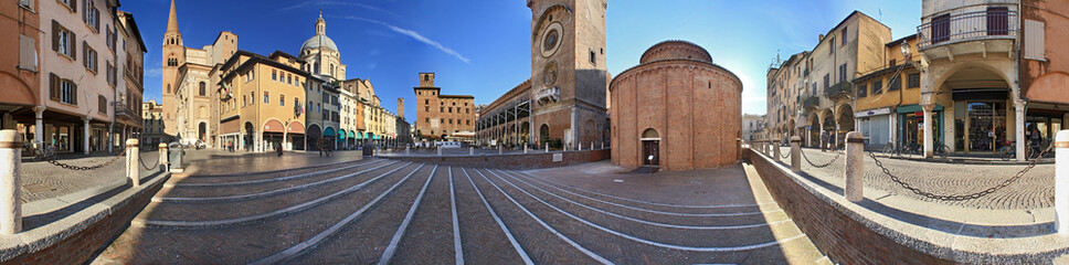 Fototapeta na wymiar Mantova, piazza delle Erbe a 360°