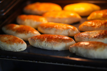 пирожки выпекаются на противне в духовке 