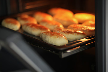 пирожки выпекаются на противне в духовке 