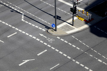 Blick von oben aauf eine Kreuzung in der Großstadt mit Markierungen und Fahrradweg