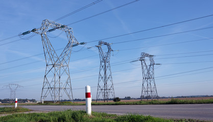 Lignes haute tension dans la campagne d'Île de France