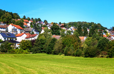 Fototapeta na wymiar Malerische Wohnhäuser am Rande der Kurort Stadt Bad Soden Salmuenster Taunus