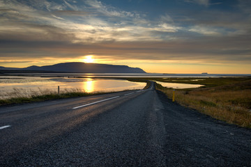 Naklejka premium Straße und Gewässer im Sonnenuntergang