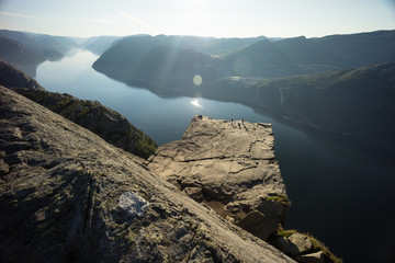 Felsvorsprung mit Blick auf den Fjord