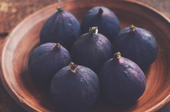 Ripe fall figs in a clay bowl