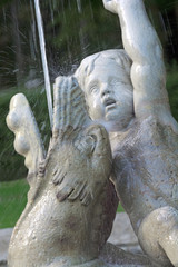 Fototapeta na wymiar Detailaufnahme von historischen Springbrunnen, Hochformat