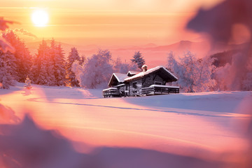 Paysage de montagne en hiver avec chalet isolé
