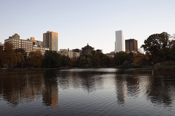 Obraz premium New York Central Park Lake Autumn with Skyline