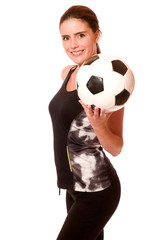 Sportliche junge Frau mit Fussball 