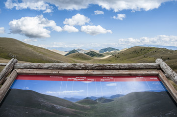 catena montuosa con indicazioni turistiche © Stefania