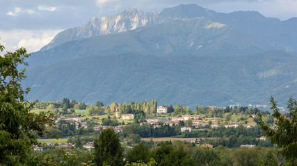Fototapeta na wymiar Autumn panoramas. The hills towards Cassacco and the mountain crown