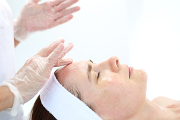 
Relaksacyjny masaż twarzy. Kobieta w salonie kosmetycznym podczas zabiegu masażu twarzy. - obrazy, fototapety, plakaty