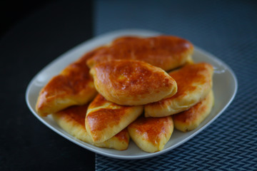 горячие пирожки на тарелке 